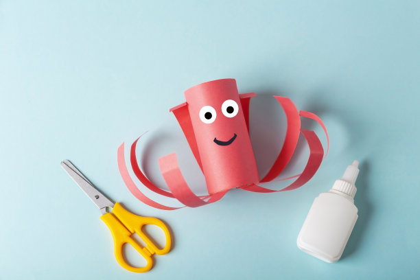 DIY和孩子的创造力。一步步讲解:如何用厕纸做章鱼。第三步，用粘住的触须和眼睛完成工艺。孩子工艺车间。环保回收重用。图片下载