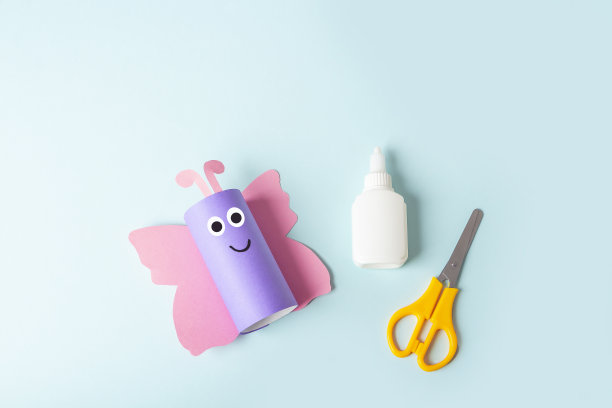 DIY和孩子的创造力。步骤说明:如何用卫生纸卷管做蝴蝶。第三步粘上翅膀、触角和眼睛。孩子工艺车间。环保回收重用。图片下载