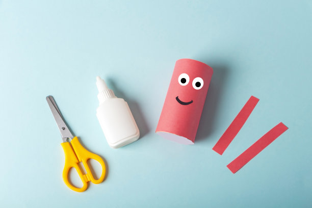 DIY和孩子的创造力。一步步讲解:如何用厕纸做章鱼。第二步用胶水把纸卷起来，剪出触须。孩子工艺车间。环保回收重用。图片下载