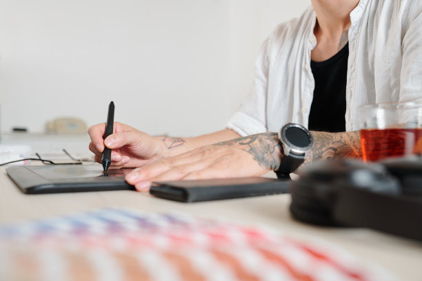 图形设计师在平板电脑上使用图片下载