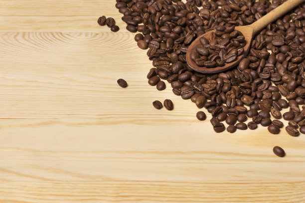 一个木勺放在咖啡豆上图片下载