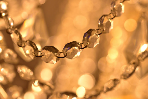 古董吊灯上的水晶装饰品。温暖的白色颜色平衡。垂直的照片。图片下载