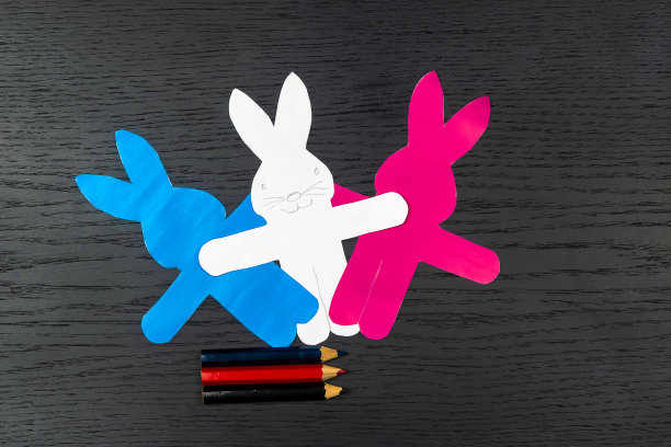 如何制作拿着彩蛋的纸兔子来庆祝复活节。做纸工艺品。DIY的概念。一步一步的照片说明。步骤4。用彩色铅笔画兔子图片下载