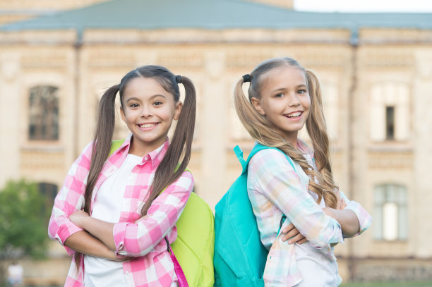 带着背包上学的小女生，花哨的女孩概念图片下载