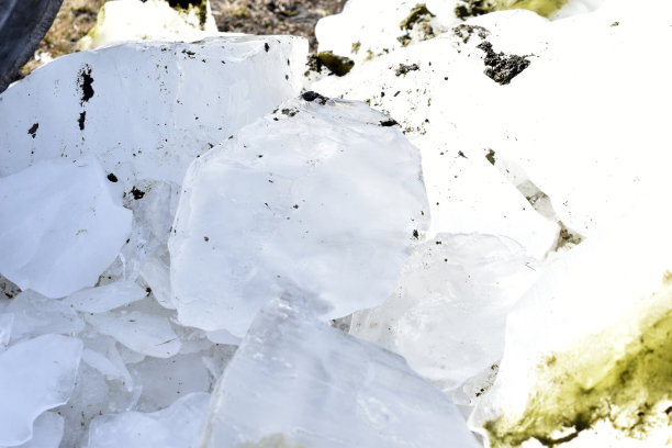 春天，花园中白色融化的冰特写图片下载