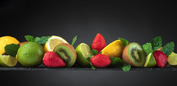 多汁的水果和薄荷叶图片下载