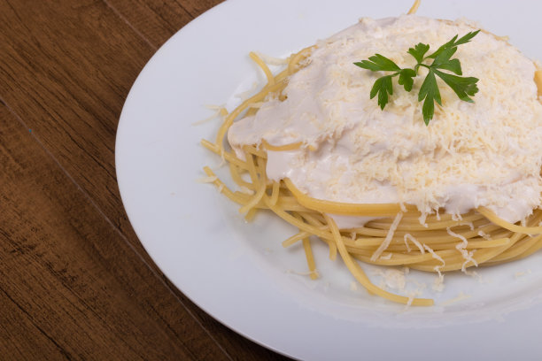 白汁酱意大利面，芝士碎和欧芹叶。右图是食物的特写照片。受欢迎的食物图片下载