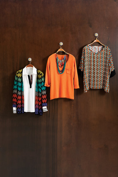 时髦的衬衫在外套上孤立在棕色的背景图片下载