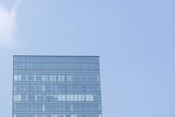 蓝天白云下的现代办公大楼图片下载