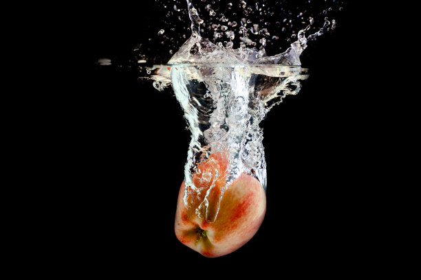 成熟的红苹果扑通一声掉进水里图片下载