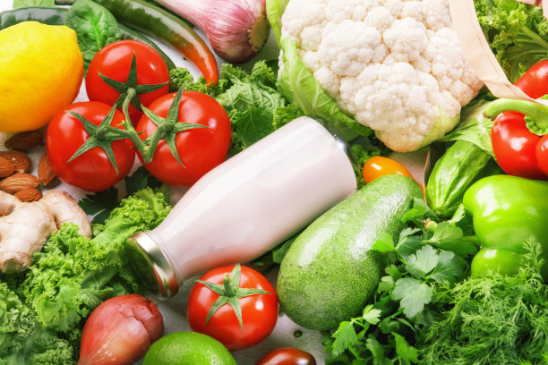 健康的素食，蔬菜和水果在白色的背景。购物食品、超市、杂货和清洁饮食的概念图片下载
