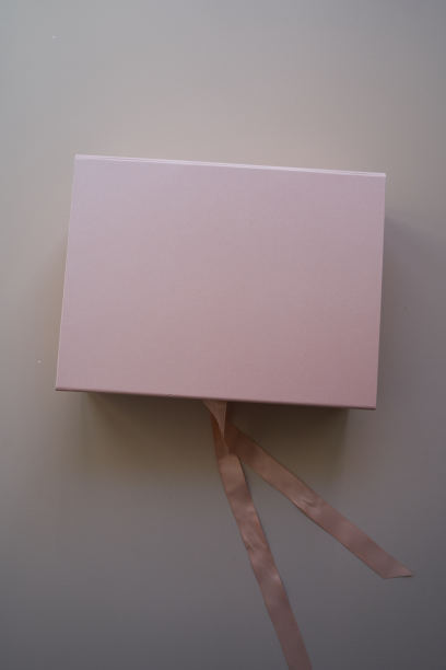 女人双手打开彩妆礼盒，俯视图。图片下载