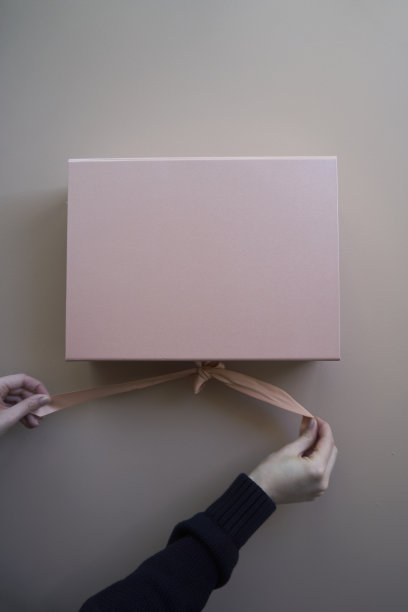 女人双手打开彩妆礼盒，俯视图。图片下载