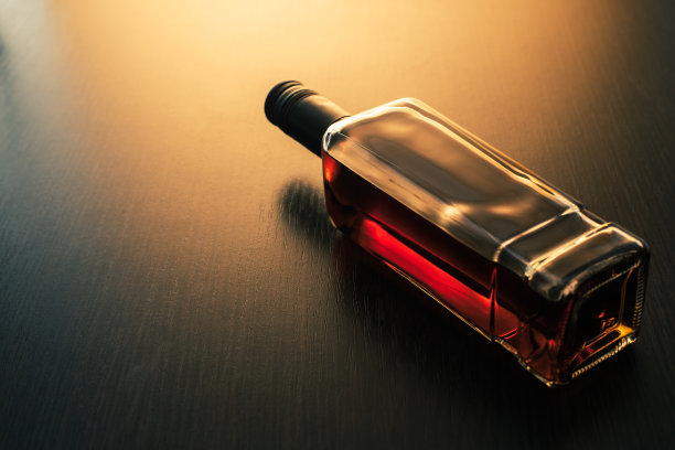 酒精饮料一瓶威士忌图片下载