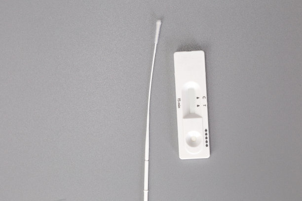 用鼻拭子快速自检Covid-19，冠状病毒家庭检测试剂盒俯视图，灰色背景，有拷贝空间图片下载