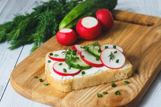 健康的萝卜、黄瓜和奶油芝士三明治图片下载
