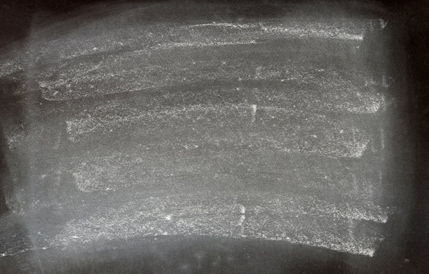 粉笔擦在黑板的背景上图片下载
