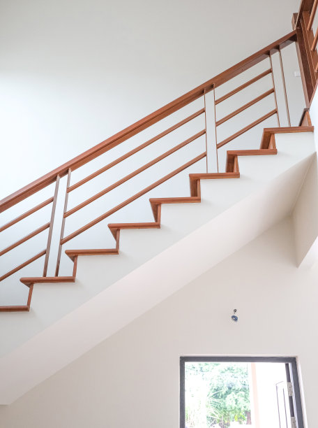 12、抽象的开始要把目标往上爬。新房屋结构的木结构采用轻质水泥砖和白色过梁灰泥进行现场连接加固。橡木色铁扶手装饰室内地产。图片下载