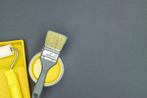 房屋装修用油漆工具-油漆刷，带油漆盘的滚筒和油漆罐。最终的灰色背景。图片下载