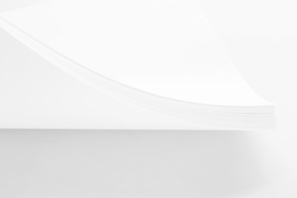 A4空白纸堆与软阴影孤立在白色背景图片下载