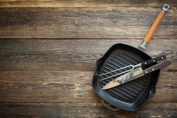 烤盘上的木制旧背景图片下载