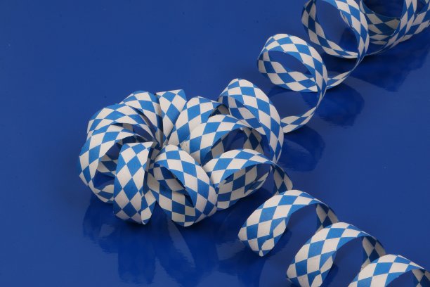 蓝白相间的巴伐利亚纸带躺在蓝色的地面上图片下载