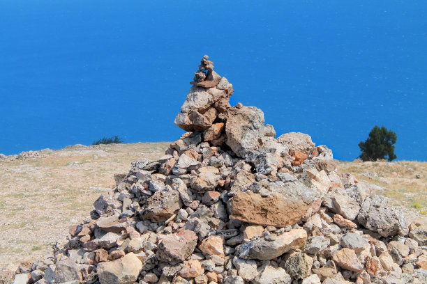 石堆，山径方向标志。以大海为背景。图片下载