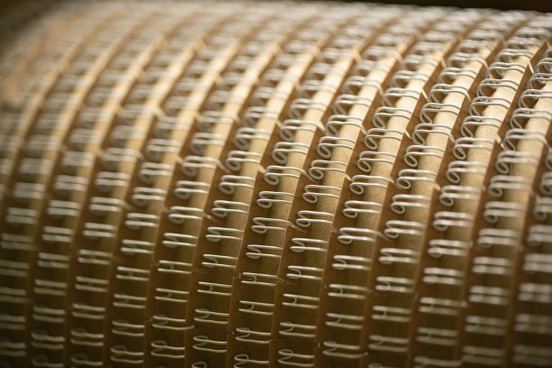 白色金属螺旋线记事本图片下载