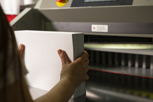 女人准备纸切割薄片近距离观看图片下载