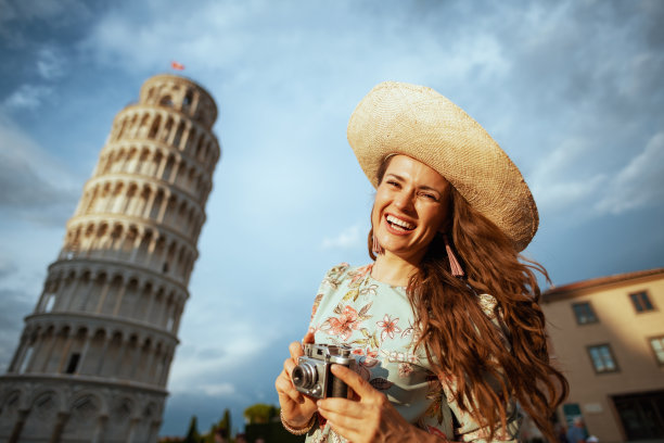 快乐时尚的独自旅行者女人在花裙子图片下载