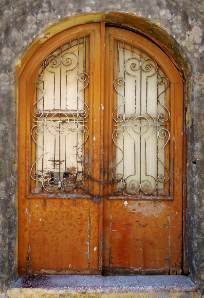 废弃房屋的门。Symi岛,希腊图片下载