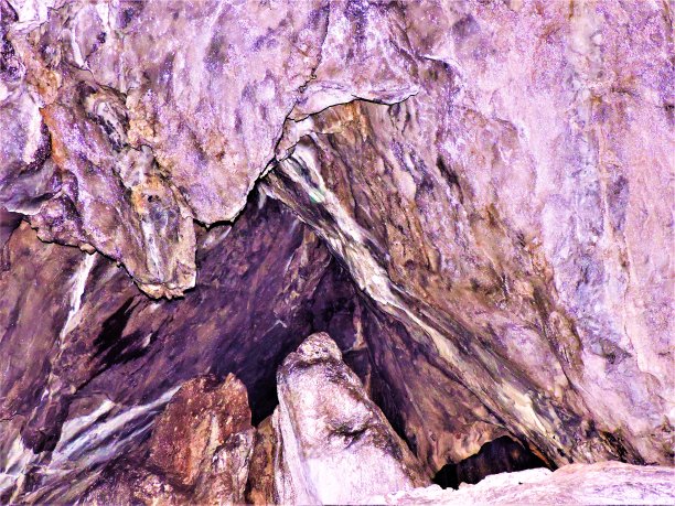 日本。4月。在石灰岩洞穴里。紫外线的背景。图片下载