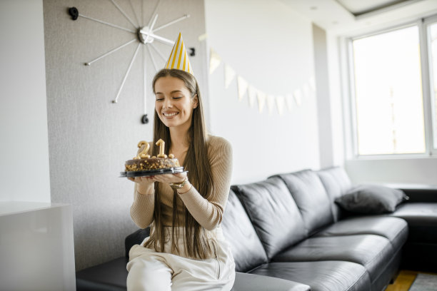 年轻女孩在家里庆祝她21岁生日的肖像图片下载