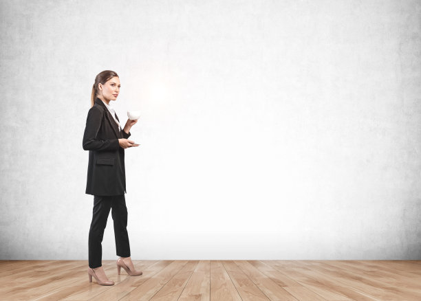 年轻的女商人喝着咖啡，模仿着图片下载