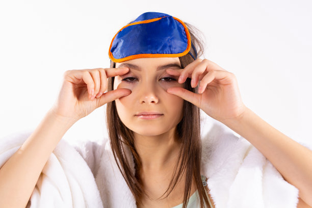 失眠。疲惫的女人用手指睁开了眼睛。不眠之夜，疲惫的白人，疲惫的女人看着镜头素材图片