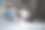 一位单身母亲和她1到2岁的孩子在客厅里玩耍的美丽时刻，她的房子的地板上放着画图片下载