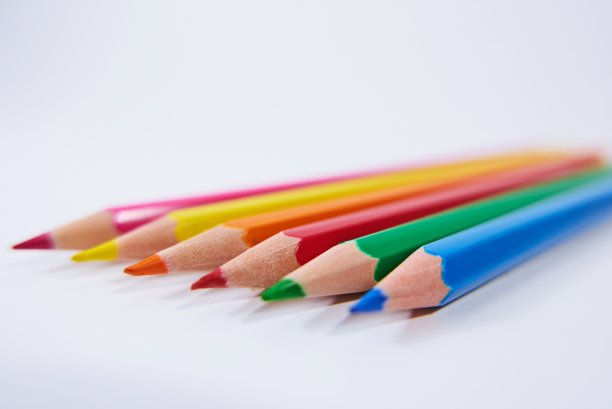 白色背景上的蜡笔图片下载