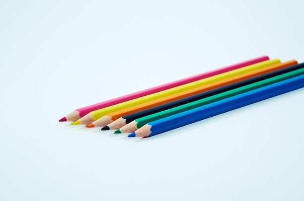 白色背景上的蜡笔图片下载