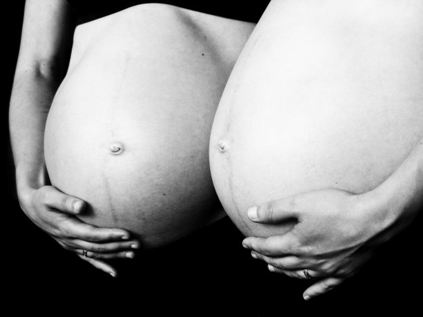 黑白色的镜子里映出孕妇的肚子图片下载