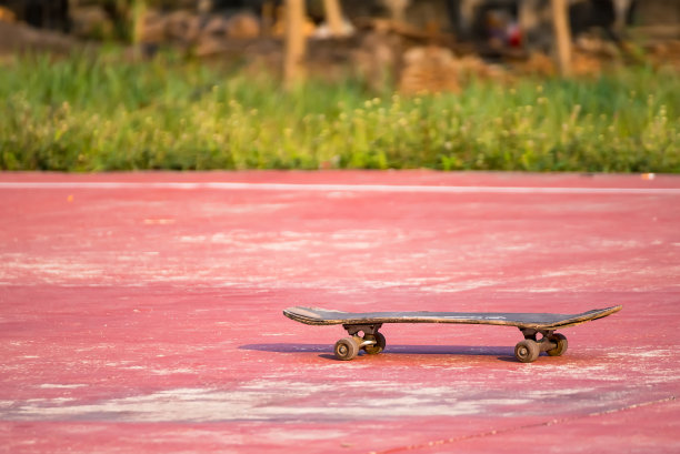 近距离冲浪或滑板在公园日落图片下载