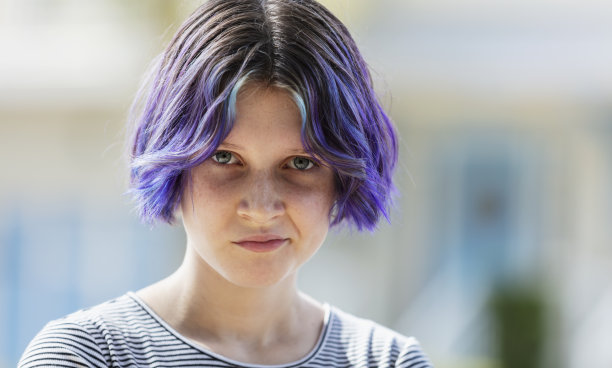 紫色头发的少女，皱着眉头图片下载