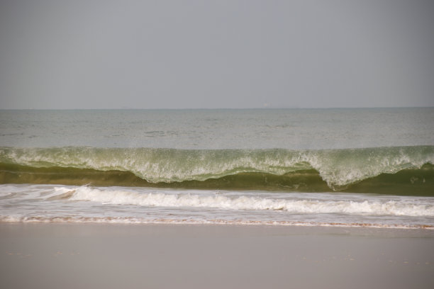 海浪拍打着海岸图片下载