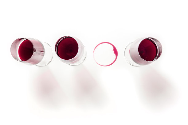 红酒，三杯酒和一抹酒渍，从上往下灌图片下载