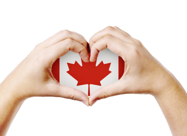 女人的手在加拿大国旗周围形成心形，象征着爱和图片下载