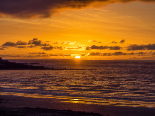 热带海滩上金色的日出图片下载