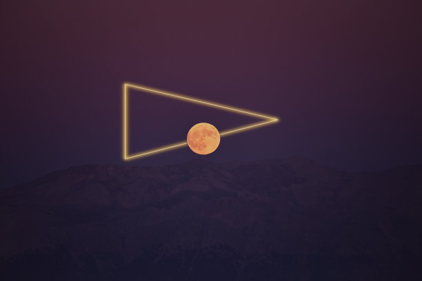 日落月亮的景象，惊人的三角形状的云内与霓虹灯图片下载