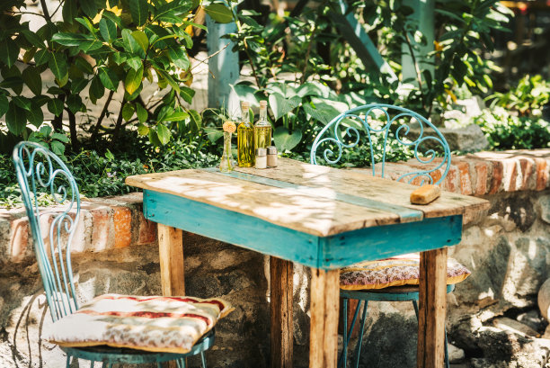 可爱的空餐厅桌子和两把椅子。乡村风格的餐厅。图片下载