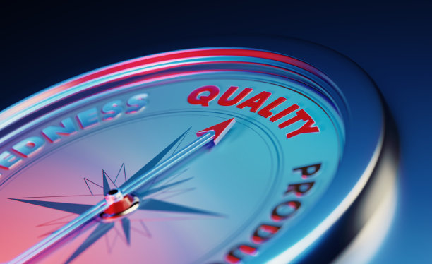 质量控制概念:指南针的箭头指向质量字在深蓝色金属背景图片下载