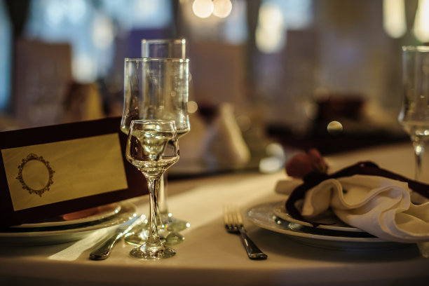 餐具摆放在桌上图片下载