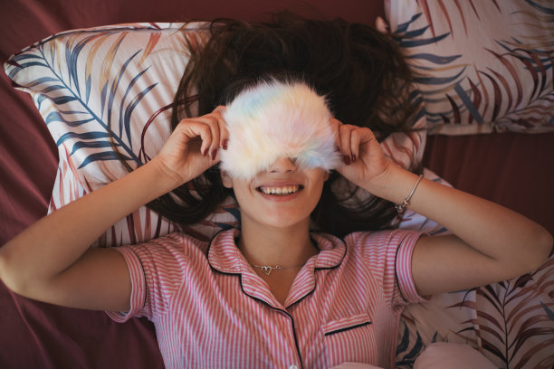 年轻的专用的女人图片下载